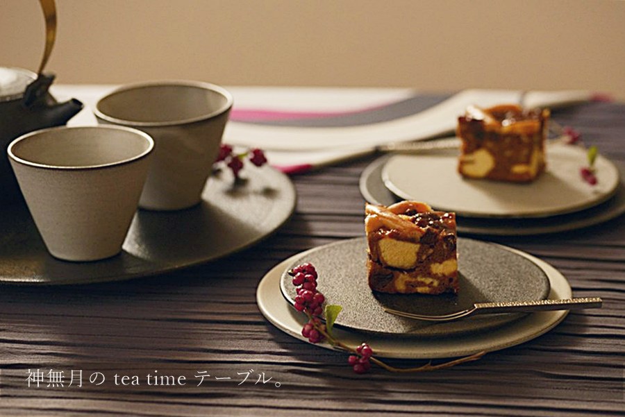 菊文皿　鉄絵　鉢　菓子器　陶磁工芸　箱付　Q1311 菊文皿 鉄絵 鉢 菓子器 陶磁工芸 箱付 Q1311 菊文皿